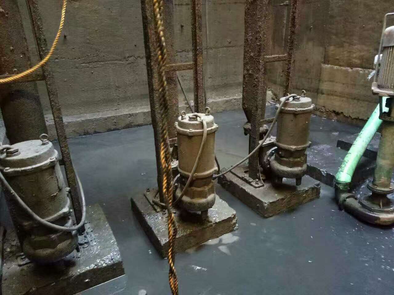 响水镇污水池清理